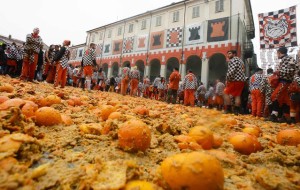 world's-stangest-sports-fortune-frenzy-battle-of-the-oranges